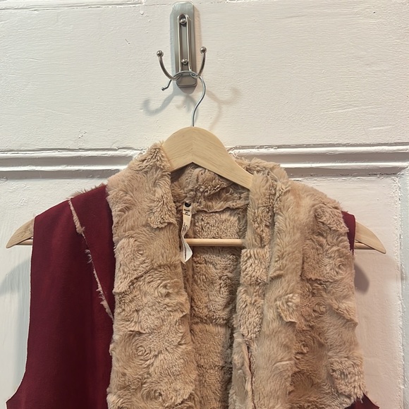Leo and Nicole suede / faux fur maroon vest size s - Picture 2 of 3